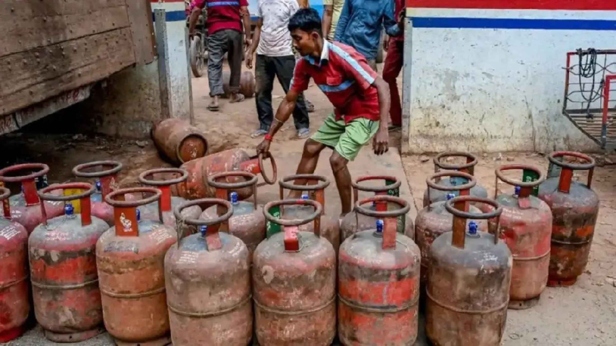 घरेलू गैस सिलेंडर पर आज बड़ी राहत, लेकिन कमर्शियल सिलेंडर की मार से परेशानी बरकरार, दिल्ली से चेन्नई तक जानें ताजा रेट LPG price gas cylinder price