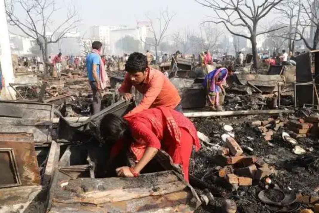 लखनऊ अग्निकांड: पलक झपकते ही राख हुआ आशियाना, तख्त पर चिपके मिले दो मासूम बहनों के शव, सीएम योगी का बड़ा एक्शन Lucknow fire