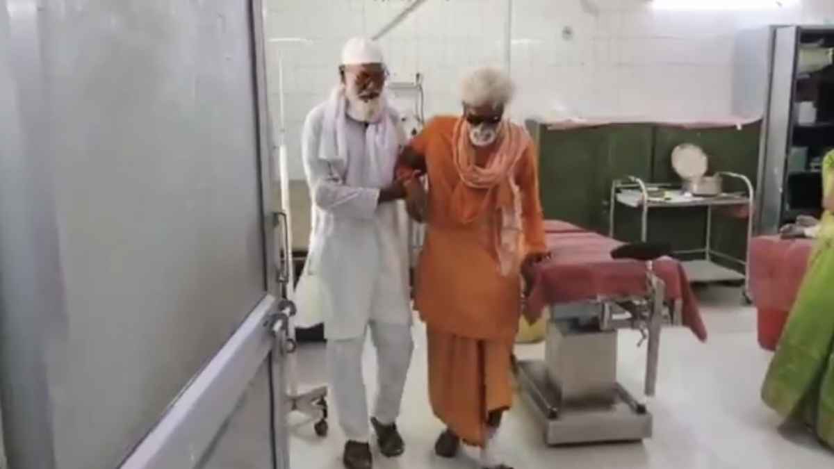 सड़क पर तड़प रहे थे 86 साल के बुजुर्ग, भीड़ तमाशा देखती रही, फिर एक दोस्त ने जो किया वह रुला देगा Mahoba Video