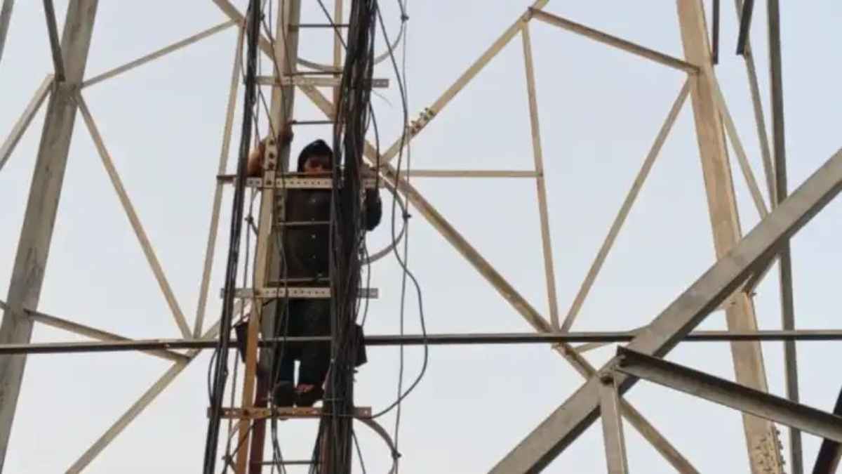 हाथरस: मोबाइल टावर पर चढ़ी विवाहिता, 3 घंटे चला हाई-वोल्टेज ड्रामा, प्रेमी के आते ही नीचे उतरी MobileTowerDrama