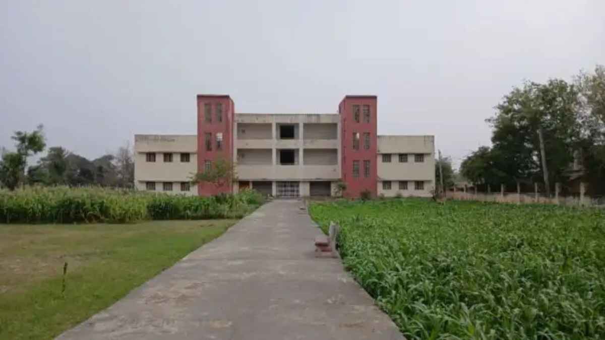 बेगूसराय: 6 करोड़ का मॉडल स्कूल बना ‘चरवाहा विद्यालय’, पढ़ाई की जगह उपज रहा पशु चारा और सूख रहे उपले ModelSchool