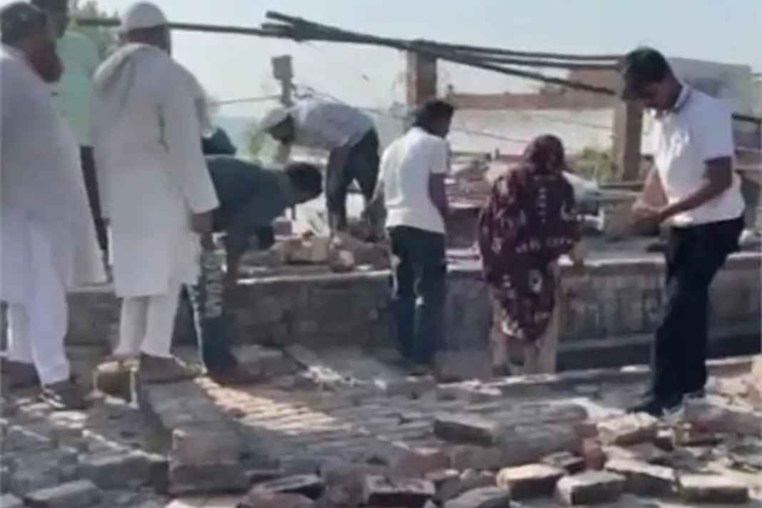 मुरादाबाद: तूफान में पड़ोसी की दीवार गिरने से मचा हाहाकार, सोते हुए दंपत्ति की मौत, आठ बच्चे हुए अनाथ Moradabad Uttar Pradesh