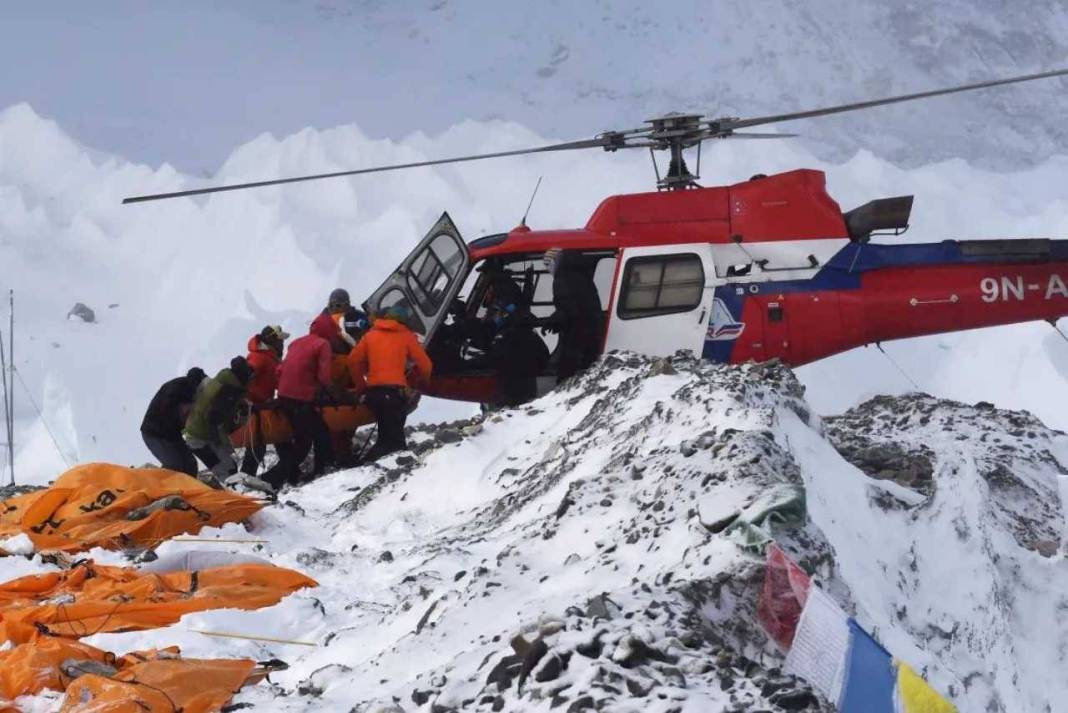माउंट एवरेस्ट पर इंसानियत शर्मसार! बेकिंग सोडा पिलाकर पर्यटकों की जान से खिलवाड़, 165 करोड़ के रेस्क्यू घोटाले ने उड़ाई नींद Mount Everest Scandal Exposed