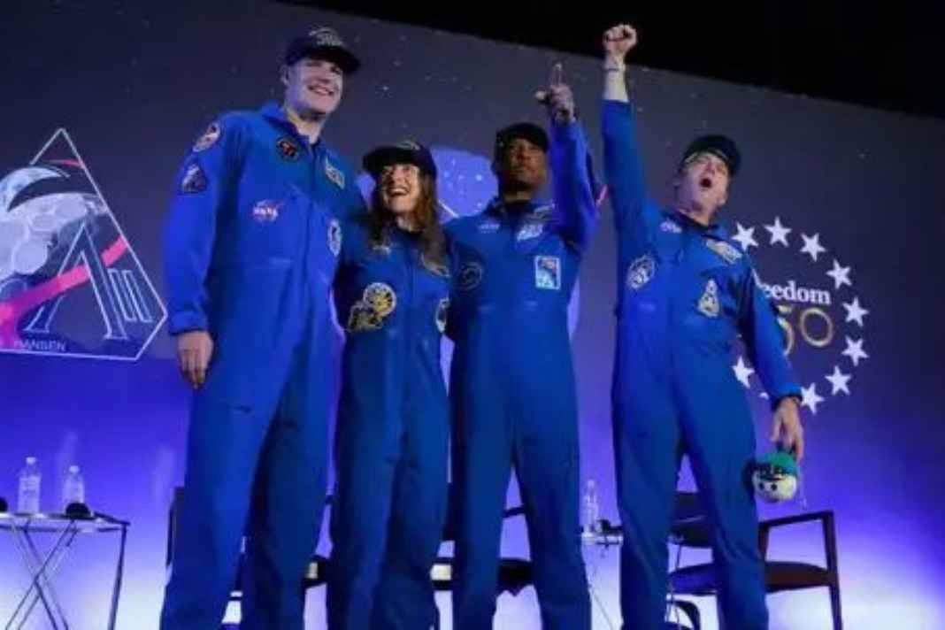 53 साल बाद चंद्रमा के करीब पहुंचे, धरती पर लौटे आर्टेमिस II के अंतरिक्ष यात्री; जोरदार स्वागत के बीच बोले- ‘इंसान होना खास है’ NASA moon mission