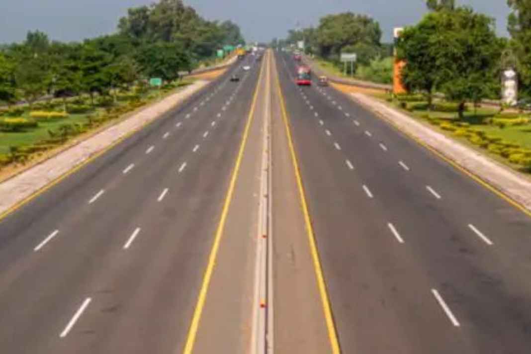 सुप्रीम कोर्ट का सख्त फरमान: 60 दिन में हटाएं हाईवे के किनारे ढाबे-दुकानें, नहीं तो होगी कार्रवाई New Delhi 9
