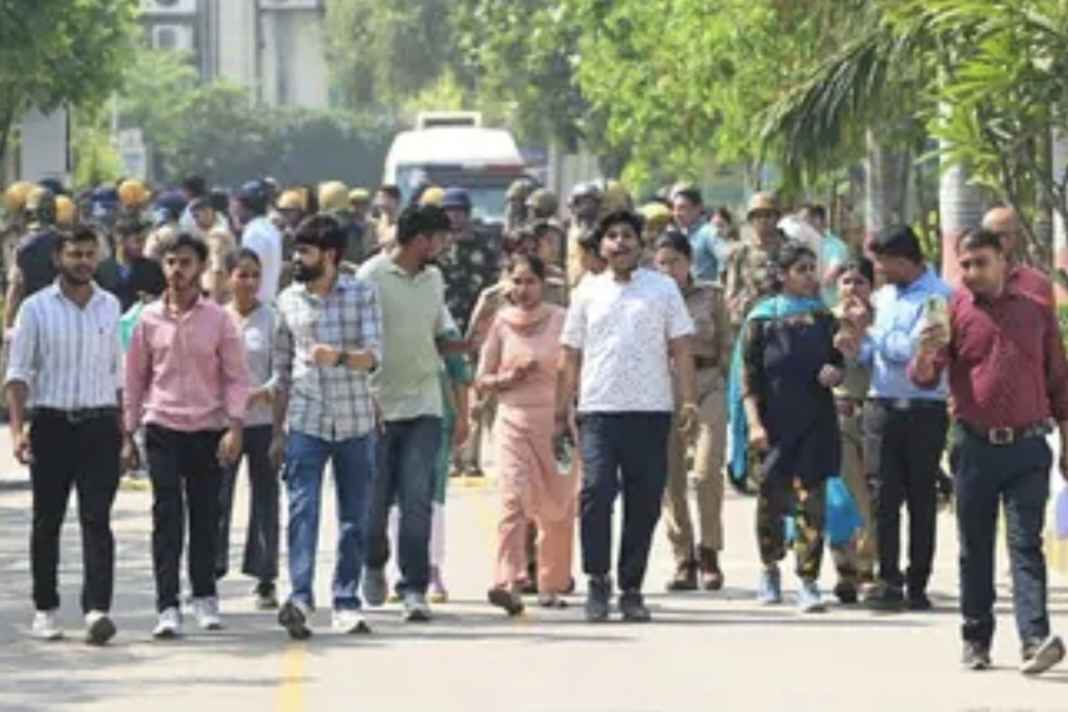 नोएडा में मजदूरों के हिंसक बवाल के बाद जागा प्रशासन, 43 ठेकेदारों को थमाया नोटिस और 10 के लाइसेंस हुए रद्द Noida Protest
