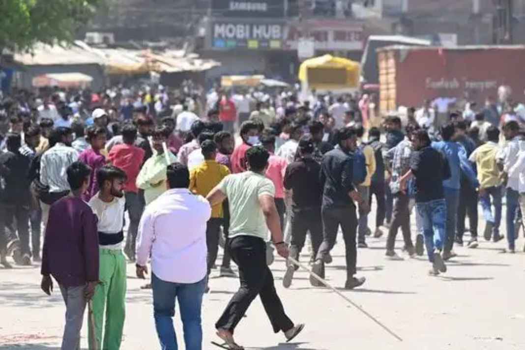 नोएडा हिंसा का ‘मास्टरमाइंड’ तमिलनाडु से गिरफ्तार, 80 व्हाट्सऐप ग्रुप्स में रची गई थी खौफनाक साजिश! Noida Workers Protest Violence