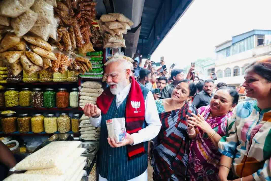 बंगाल चुनाव में अचानक रुका पीएम मोदी का काफिला, सड़क किनारे इस दुकान पर देख लोग रह गए हैरान PM Modi West Bengal