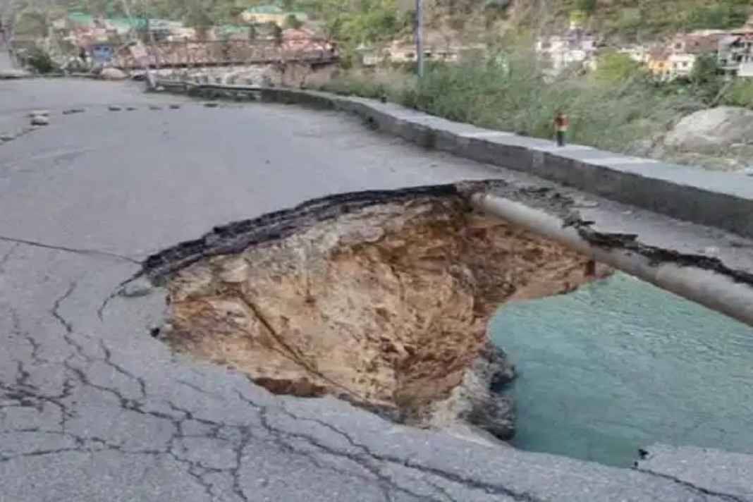 चंबा में रावी नदी में समाया नेशनल हाईवे का बड़ा हिस्सा, खौफनाक मंजर देखकर कांप उठे लोग Pathankot-Chamba National Highway