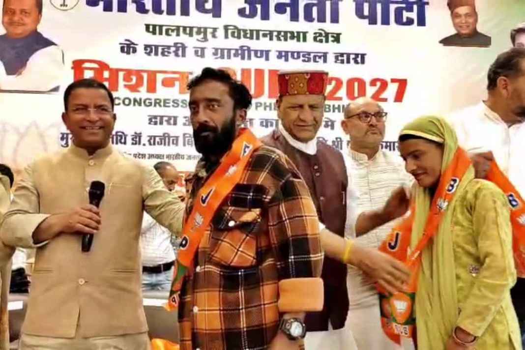 हिमाचल में कांग्रेस को लगा बड़ा झटका! एक साथ 400 परिवारों ने छोड़ी पार्टी, सुक्खू सरकार पर गंभीर आरोप People Join BJP