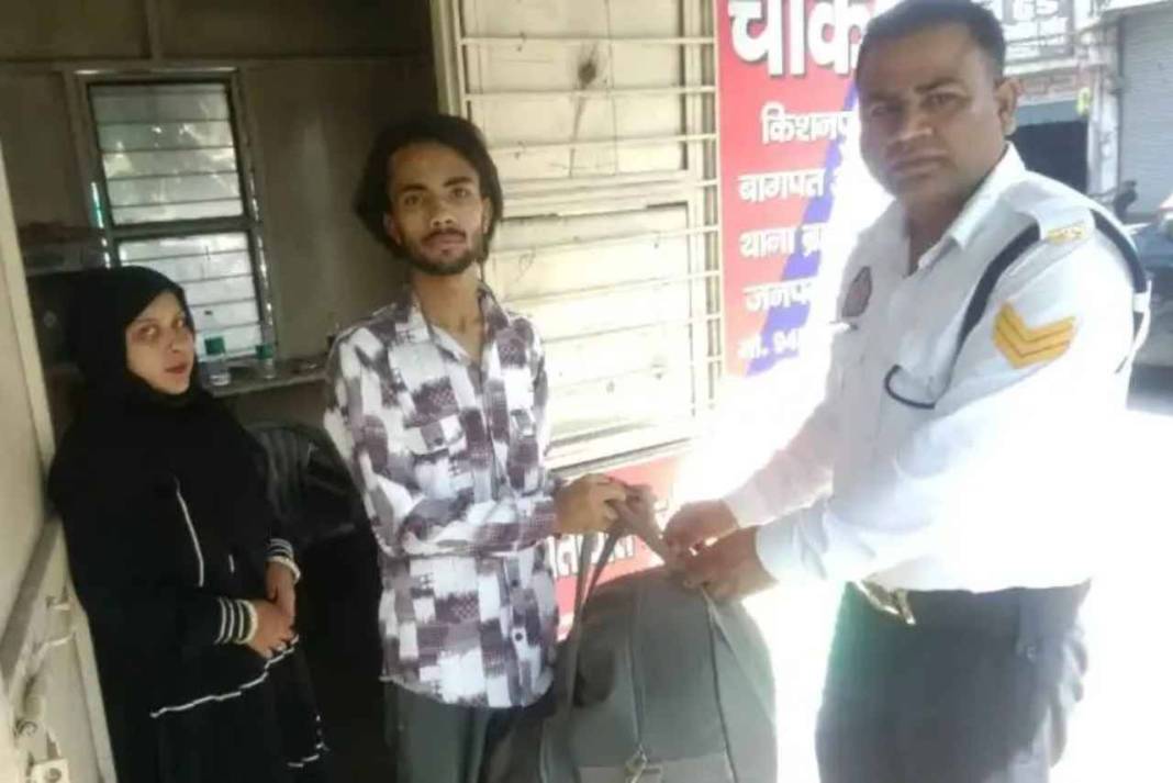 ई-रिक्शा में छूटा लाखों के गहनों से भरा बैग, फिर जो हुआ उसे देख दंपती की आंखों में आ गए आंसू Police returned the bag full of jewellery