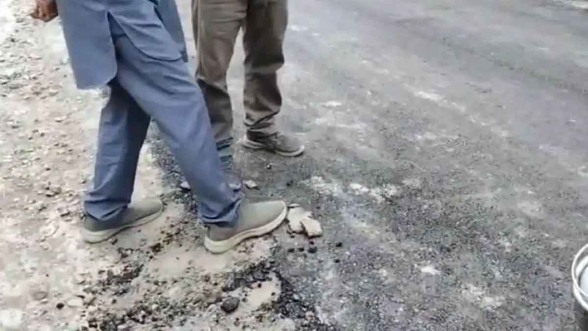 सड़क निर्माण या पैसों की लूट? एक दिन में ही उखड़ी PMGSY की सड़क, लोगों का फूटा भारी गुस्सा Pradhan Mantri Gramin Sadak Yojana