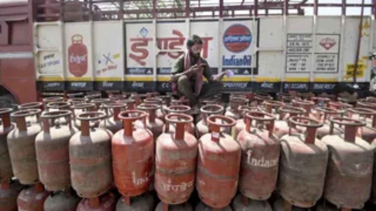 1 मई से पूरी तरह बदल जाएंगे गैस सिलेंडर बुकिंग के नियम, चूक गए तो नहीं मिलेगी होम डिलीवरी Preparations to change the rules for booking gas cylinders