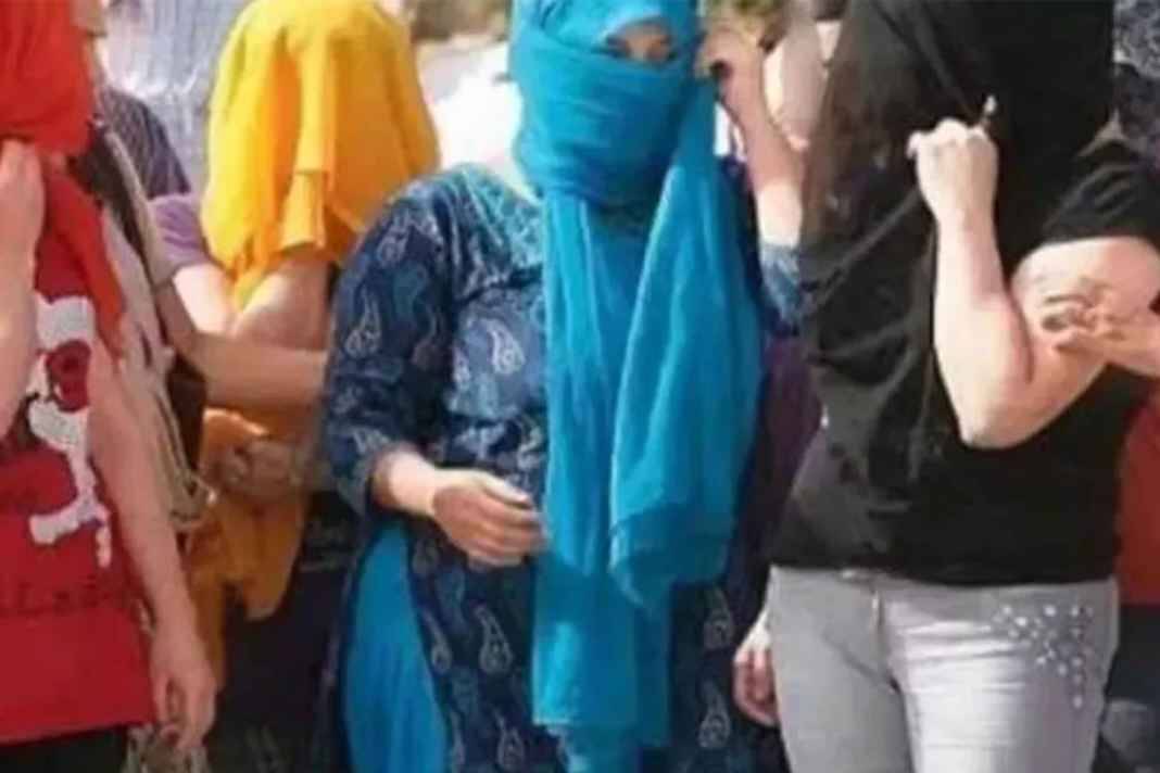 हमीरपुर के आलीशान होटल में चल रहा था गंदा खेल, पुलिस के छापे में बेनकाब हुए सफेदपोश! Prostitaution