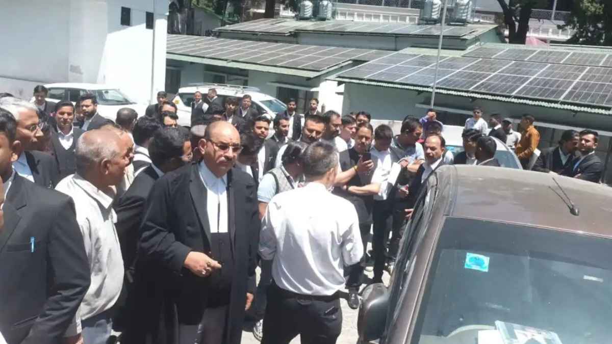 कलेक्ट्रेट पार्किंग में खौफनाक वारदात! कार में खून से लथपथ मिली वकील की लाश, बोनट पर रखा था सुसाइड नोट Puran Singh Bhakuni