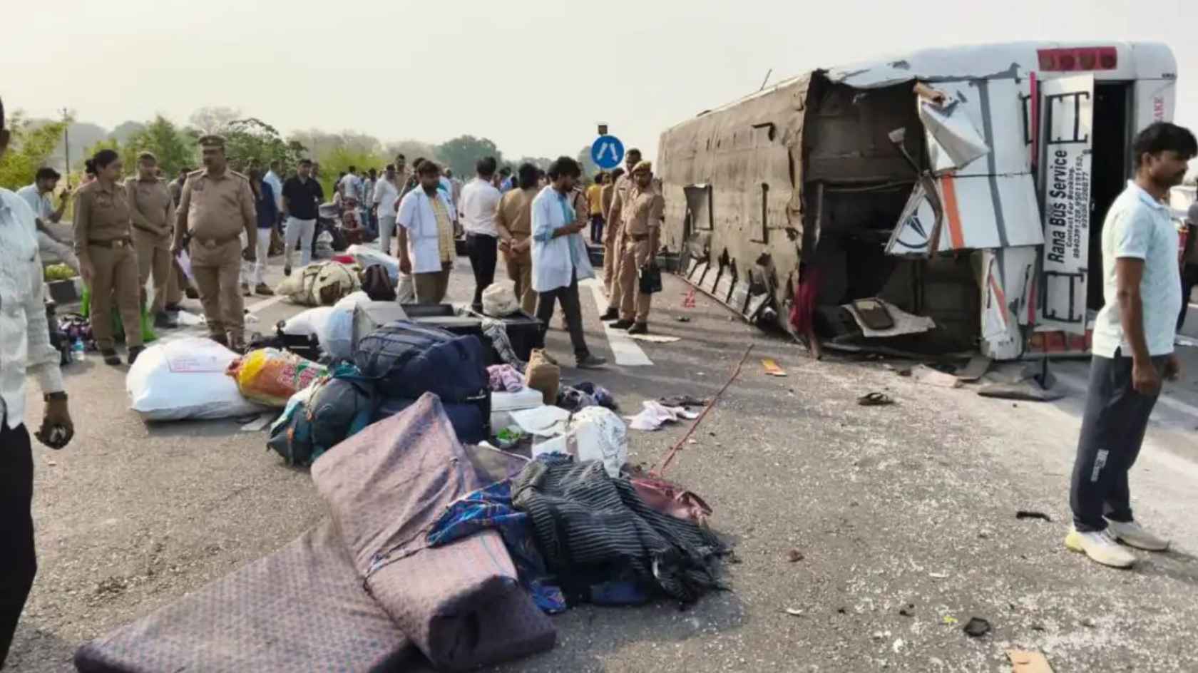 खलासी चला रहा था बस, डिवाइडर से टकराकर पलटी; 57 घायल, मची चीख-पुकार Purvanchal Expressway accident Sultanpur bus crash news