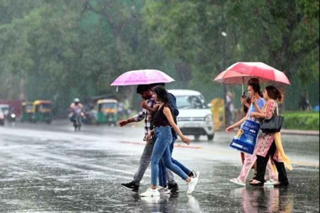 देवभूमि में मौसम का ‘तांडव’: मसूरी से केदारनाथ तक बर्फबारी और ओलावृष्टि, चारधाम यात्रियों के लिए ‘येलो अलर्ट’ Rain in Hot