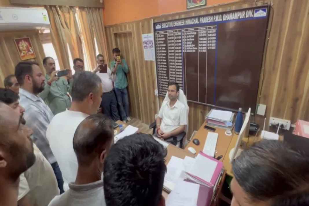 सड़क टूटने पर PWD दफ्तर में घुसे पूर्व मंत्री के बेटे, अफसर से हुई तीखी बहस का वीडियो वायरल Rajat Thakur Clash with Officer