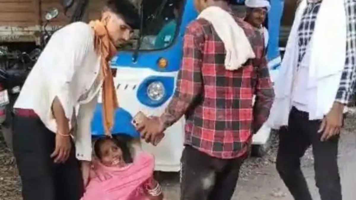 बहराइच में भीषण सड़क हादसा: गैस सिलेंडर लेने जा रहे ई-रिक्शा को अज्ञात वाहन ने मारी टक्कर, 5 माह के मासूम समेत 3 की मौत RoadAccident