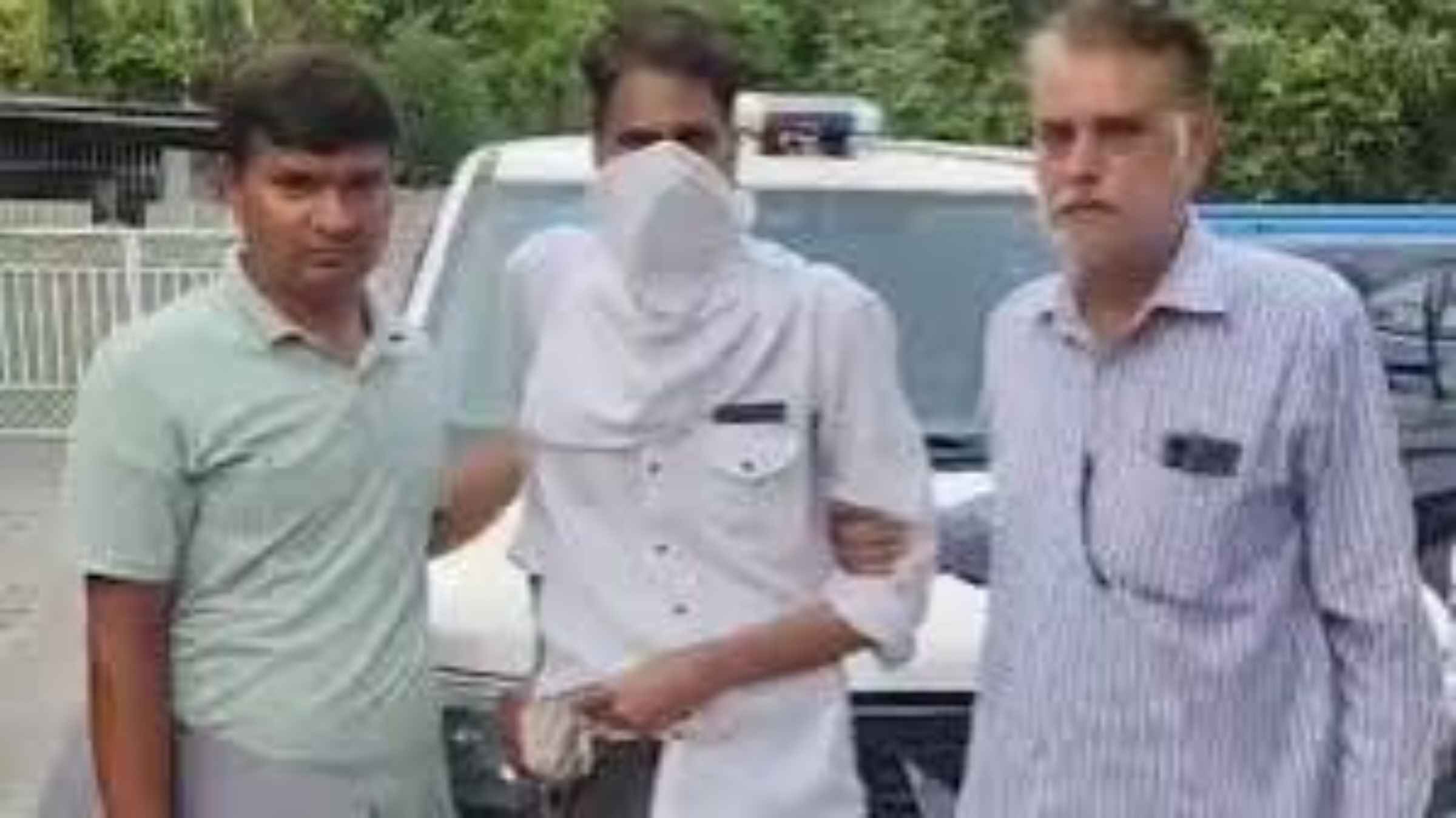 31 साल पुरानी हत्या का फरार कातिल लोनी में बन बैठा था यूट्यूबर, बॉलीवुड ने भी की फिल्म की डील, फिंगरप्रिंट ने खोली पोल Salim Vastik arrested