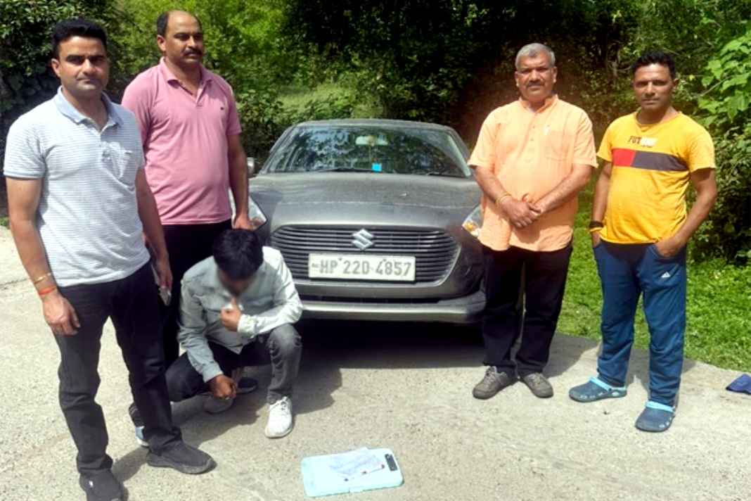 हमीरपुर में फिल्मी स्टाइल में पकड़ा गया तस्कर: इंस्पेक्टर ने तानी रिवॉल्वर, कार सड़क से नीचे उतरी Smuggler arrested in Hamirpur