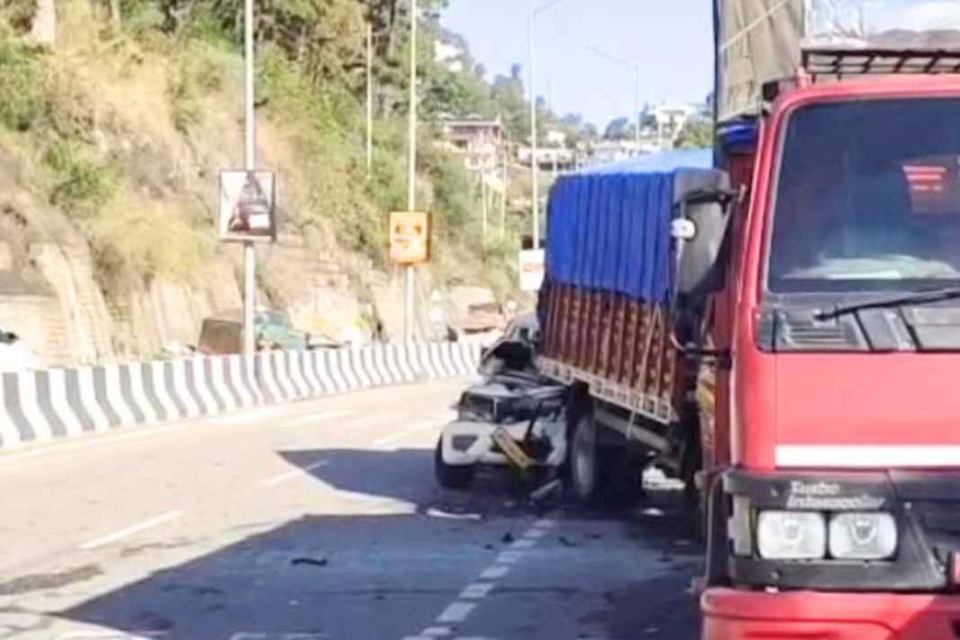 सोलन में दर्दनाक हादसा: सड़क किनारे खड़े ट्रक में जा घुसी बेकाबू बोलेरो, एक की मौत Solan Accident