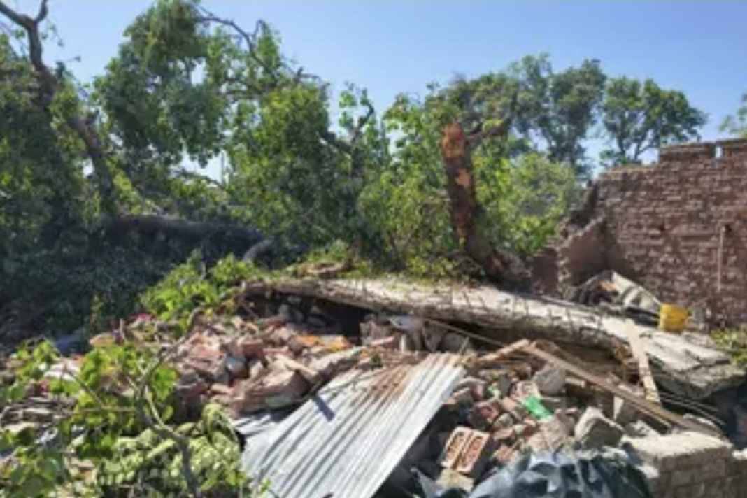 यूपी में आंधी-तूफान का भयंकर कहर! 9 लोगों की दर्दनाक मौत, जानिए किन 50 जिलों में जारी हुआ नया ‘रेड अलर्ट’ Storm and rain wreak havoc in UP
