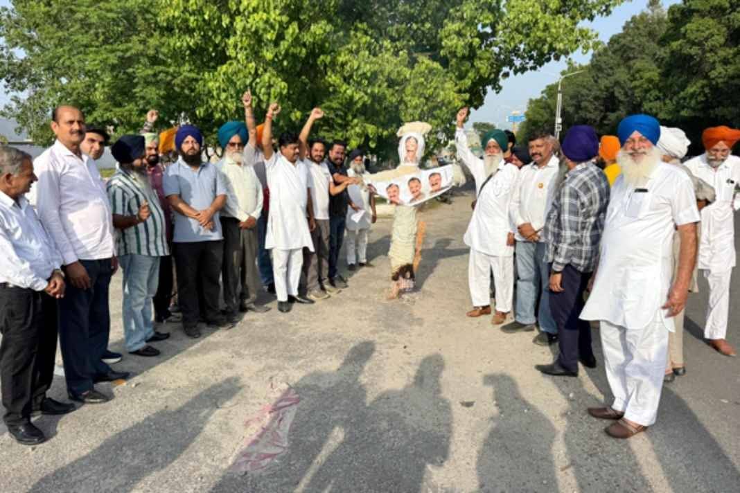 हिमाचल के एंट्री टैक्स पर पंजाब में भड़का भारी गुस्सा, सीएम सुक्खू का पुतला फूंका, क्या अब होगी आर-पार की जंग Sukhus effigy was burnt