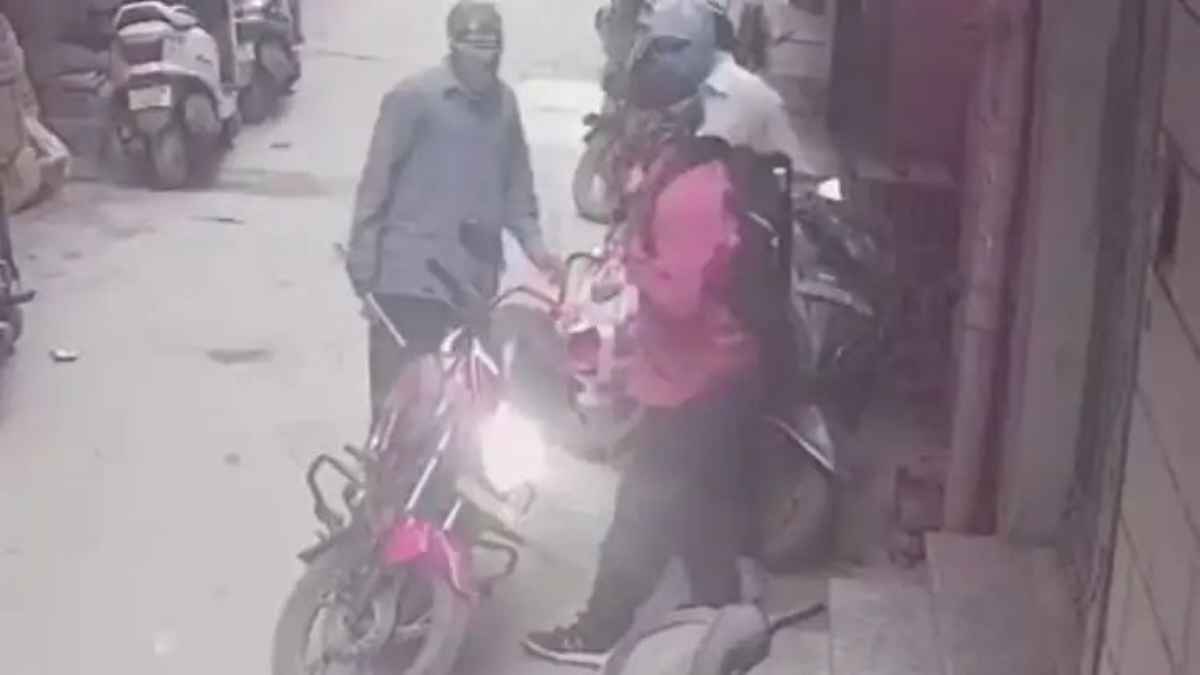 मुखर्जी नगर: CBI अधिकारी के घर में लाखों की सनसनीखेज चोरी, 17 मिनट में 40 लाख का माल साफ TheftNews