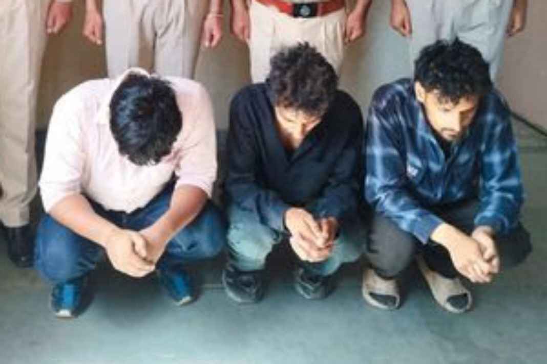 शिमला के ठियोग में नशे के खिलाफ बड़ी स्ट्राइक: पंजाब और हरियाणा के तीन तस्कर गिरफ्तार, मैग्नाइट कार से चिट्टा बरामद Theog police arrested three Chitta smugglers from Punjab and Haryana.