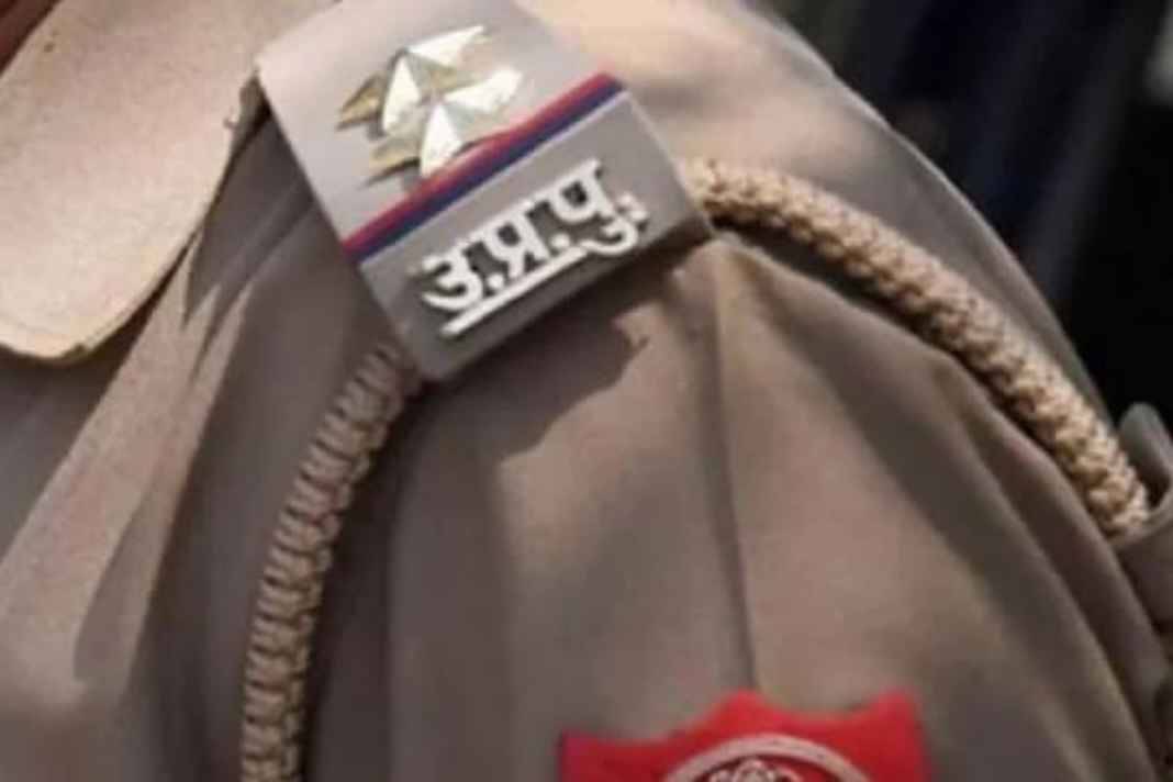 मकान तोड़ने पहुंचे बुलडोजर के सामने बाप-बेटे समेत तीन ने लगाया फांसी का फंदा, यूपी में मचा हड़कंप! Three people hanged themselves