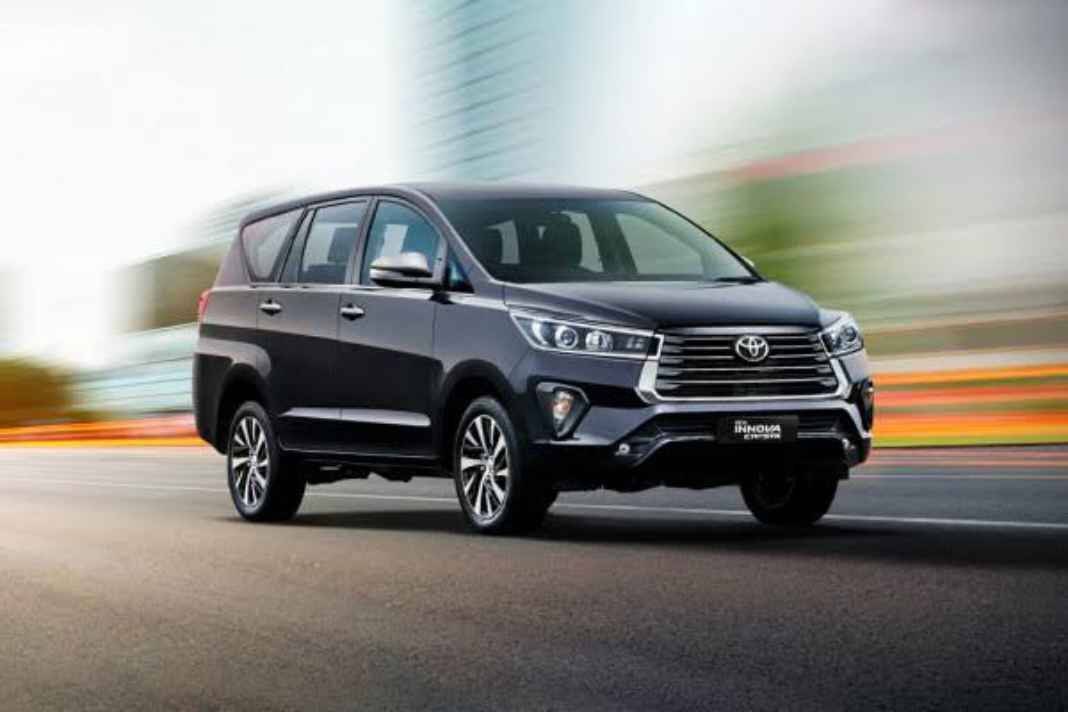 अलविदा Innova Crysta! Toyota के इस बड़े फैसले से फैंस को लगा झटका, अब सड़कों पर नहीं दिखेगी सबकी चहेती MPV? Toyota Innova Crysta
