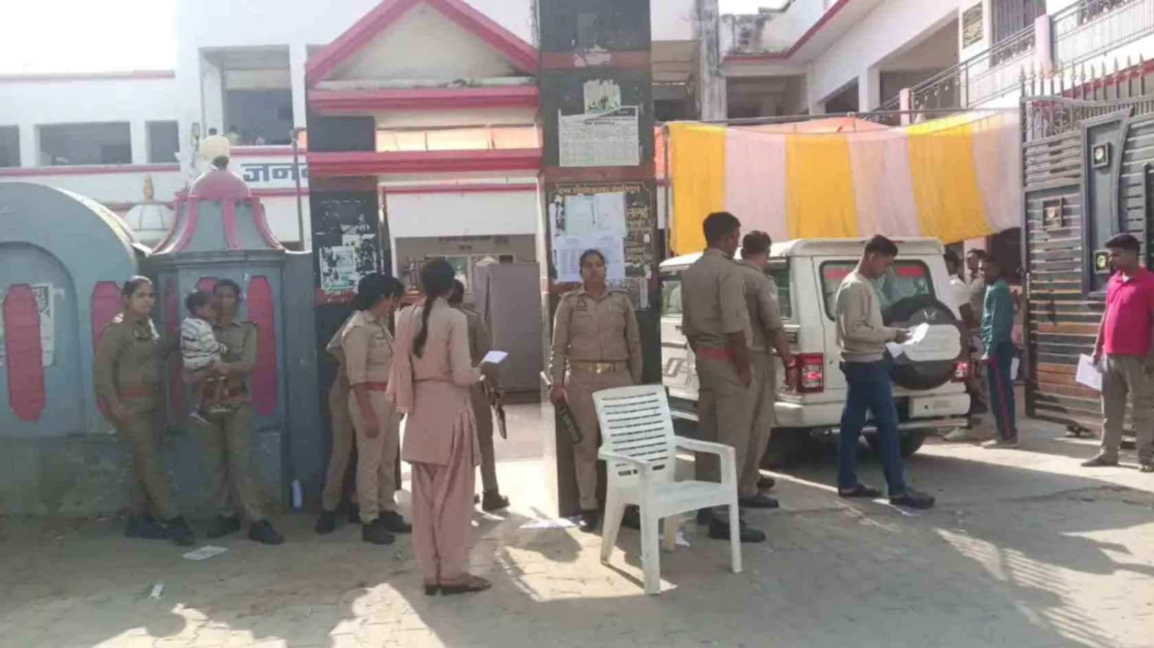 जौनपुर में होमगार्ड भर्ती परीक्षा का आखिरी दिन: बायोमेट्रिक जांच और CCTV की कड़ी निगरानी में 16,800 अभ्यर्थी हुए शामिल UP Homeguard Exam Government Job Exam