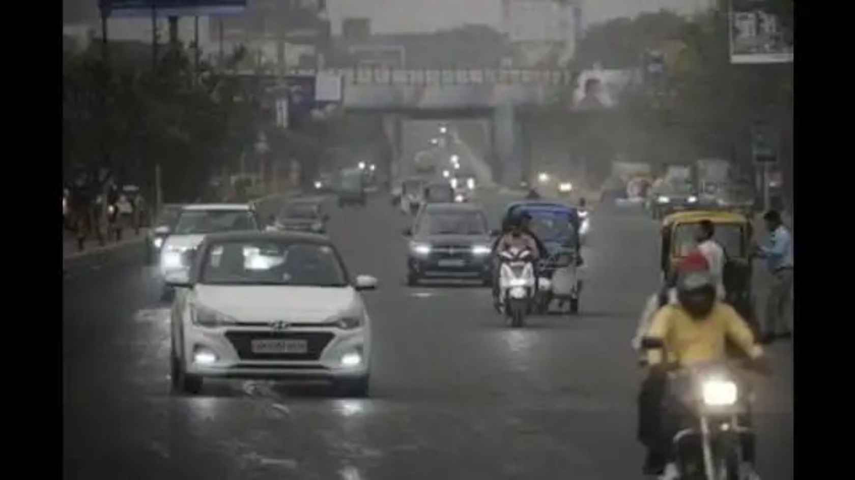 यूपी के इन 10 जिलों में रेड अलर्ट: लखनऊ में बदला मौसम, IMD ने जारी की बड़ी चेतावनी UP weather alert today