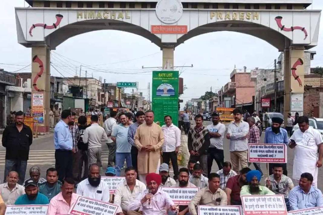हिमाचल की सीमाओं पर हाहाकार! CM के वादे के बाद भी टोल पर खुली लूट, जनता ने दी पर्यटन के बायकाट की सबसे बड़ी चेतावनी Uproar over Himachal entry tax