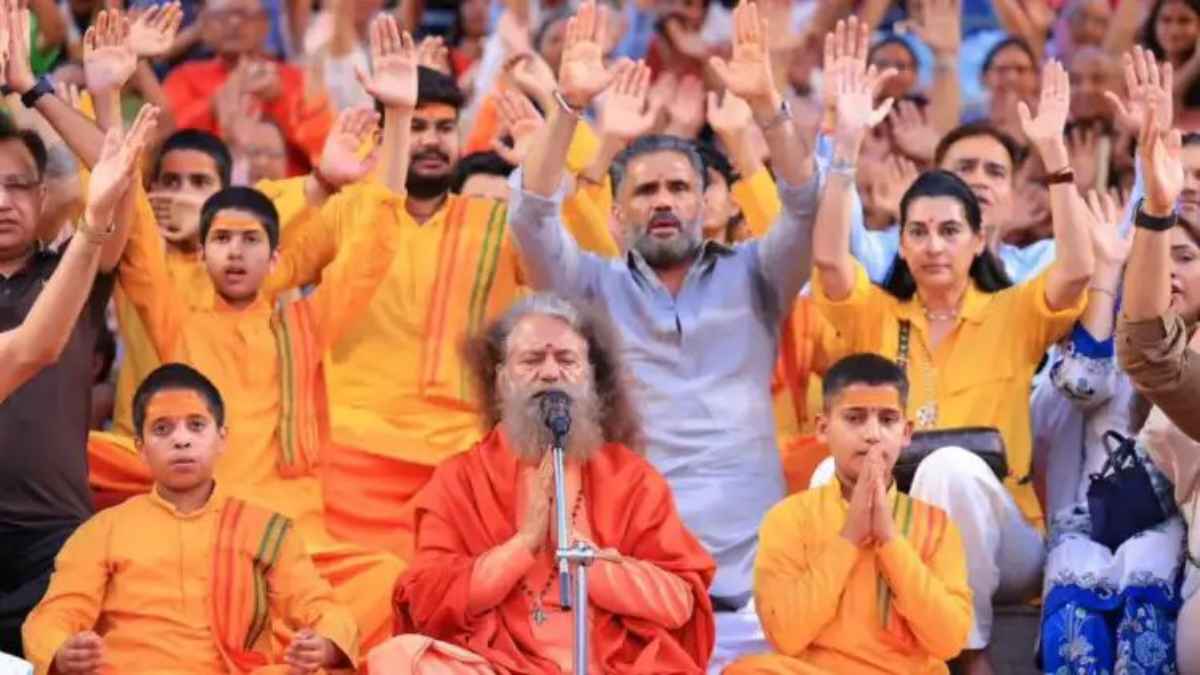 ऋषिकेश में भक्ति में डूबे सुनील शेट्टी: पत्नी संग मां गंगा की आरती में हुए शामिल, देखें खास तस्वीरें UttarakhandTourism