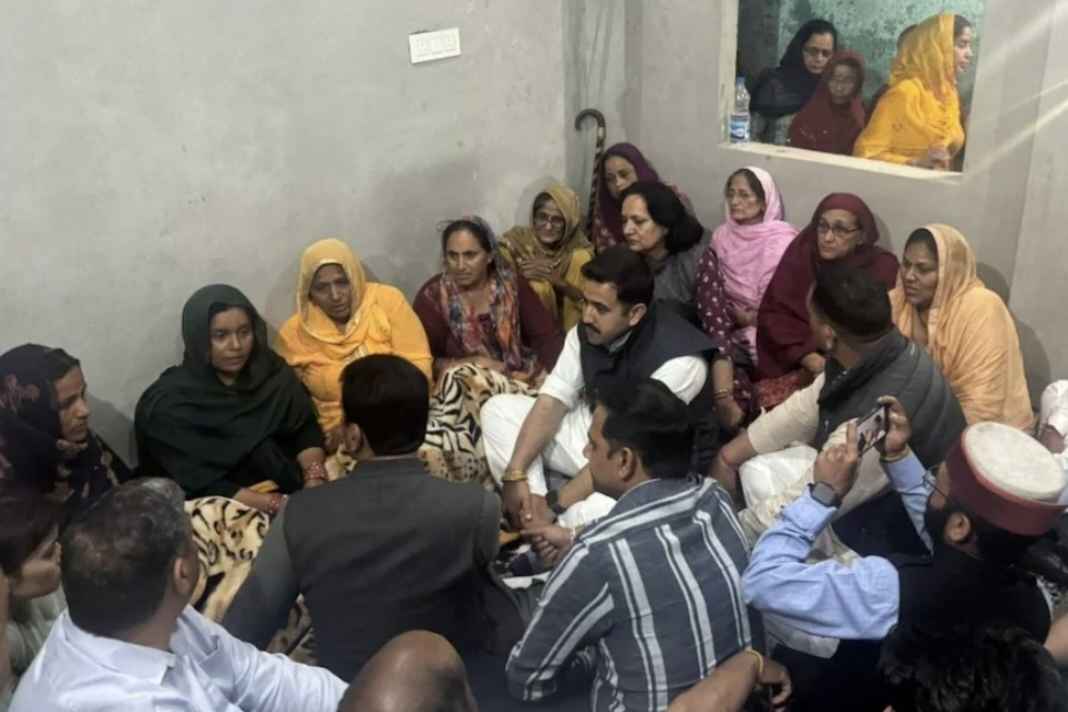 मंडी के सरकाघाट में छात्रा की दिनदहाड़े हत्या, मंत्री विक्रमादित्य ने परिजनों को दिया फास्ट ट्रैक कोर्ट का भरोसा Vikramaditya Singh with Siya Family