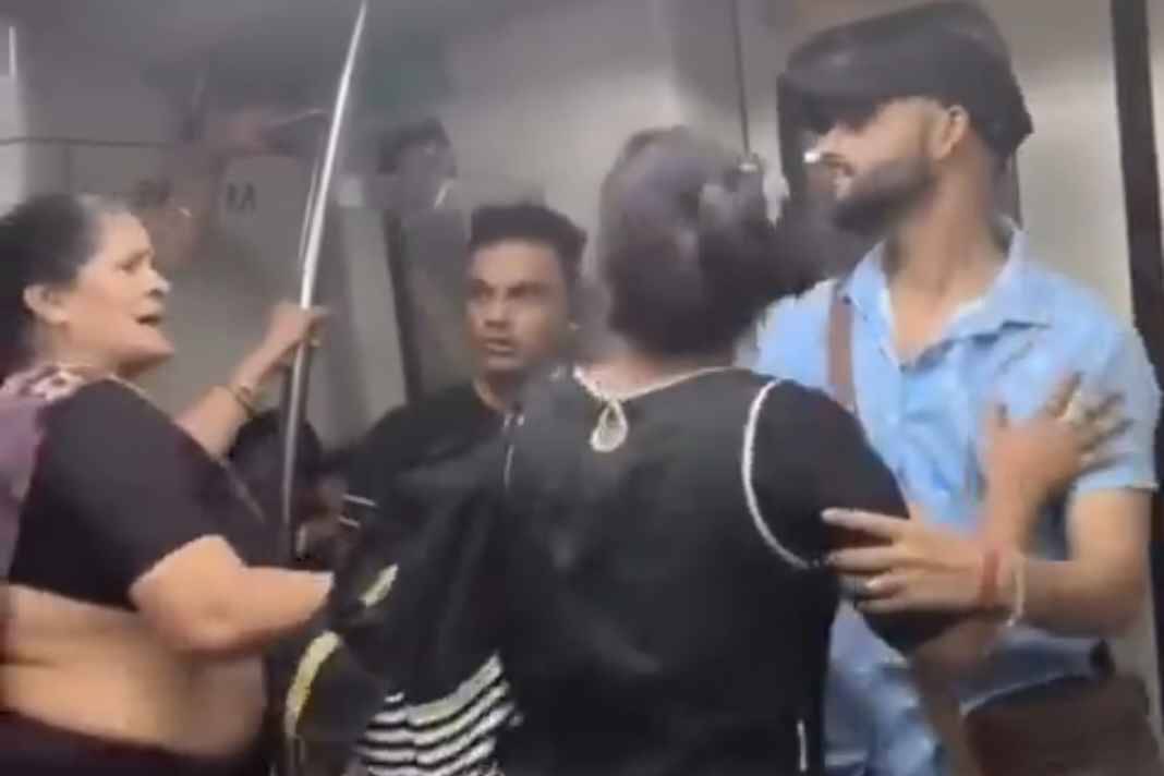 मेट्रो में रोमांटिक रील बना रहे कपल की दादी ने की बोलती बंद, सरेआम कह दी ऐसी बात कि वीडियो हो गया वायरल Viral Metro Video