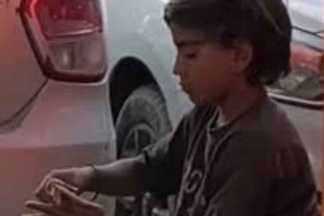 Viral Video: सड़क किनारे सूखी और बासी रोटियां खाता यह बच्चा, देखने वालों की आंखें नम, लिखा- भूख असली हो तो नखरे नहीं होते Viral Video