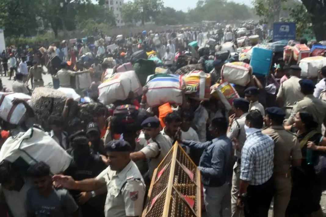 सूरत से बंगाल के लिए उठी 5000 वोटरों की स्पेशल ट्रेन: BJP का ‘मास्टरस्ट्रोक’ या चुनाव आचार संहिता का उल्लंघन? Why are people being sent to West Bengal_