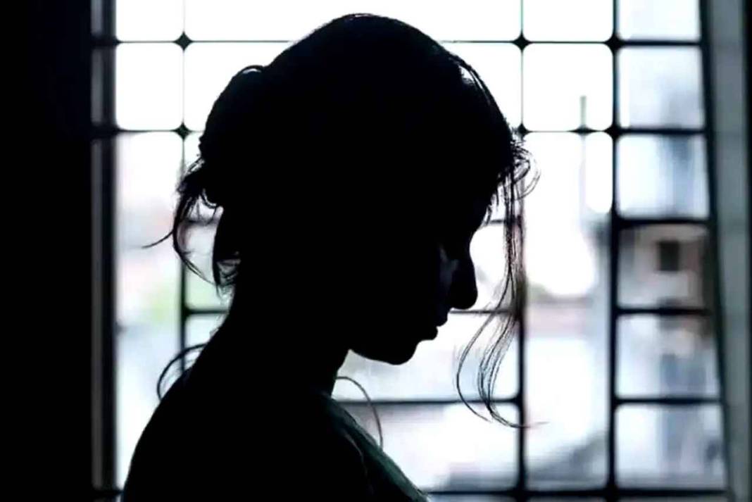 सड़क पर तीन दरिंदों ने सरेआम फाड़े महिला के कपड़े, रेप करने की कोशिश भी की! चीखती रही पीड़िता, भीड़ बनाती रही वीडियो Woman Molested Publicly in Bihar
