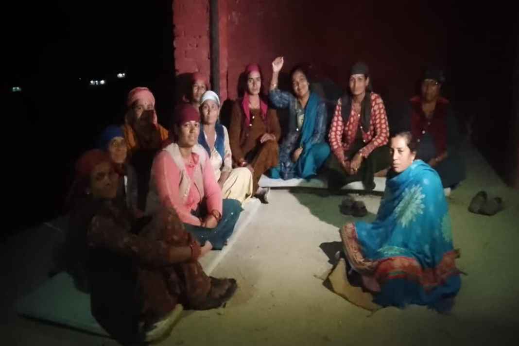 Women stage protest against liquor shop