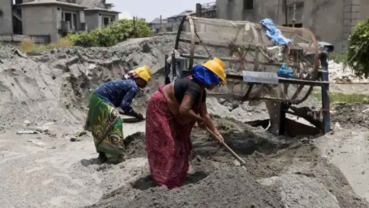 दिल्ली में गर्मी का प्रचंड प्रहार: दोपहर 1 से 4 बजे तक मजदूरों के काम पर रोक, CM रेखा गुप्ता ने जारी की सख्त गाइडलाइन WorkerSafety