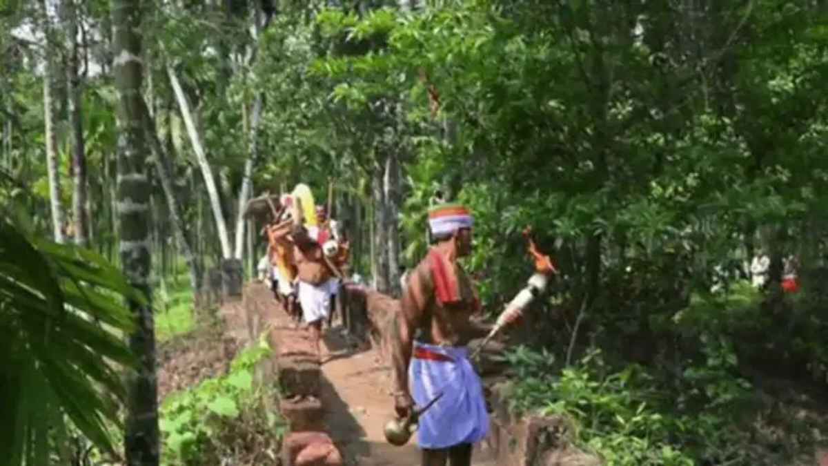 कर्नाटक में बड़ा हादसा: धार्मिक जुलूस के दौरान पैदल पुल गिरा, पालकी ले जा रहे 8 श्रद्धालु घायल accident site