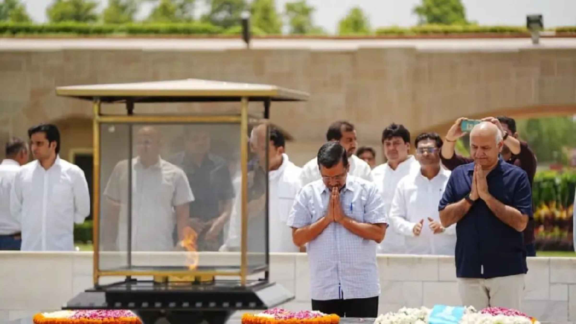 केजरीवाल और सिसोदिया ने राजघाट पर टेका माथा, सत्याग्रह के नए संकल्प से क्या दिल्ली की राजनीति में आएगा भूचाल? arvind kejriwal rajghat