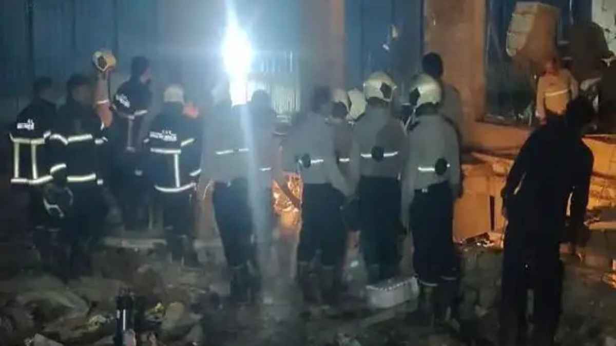 Mumbai Accident: भांडुप में निर्माणाधीन साइट के गड्ढे में गिरे 11 लोग, एक युवक की मौत और कई घायल bhandup construction site accident