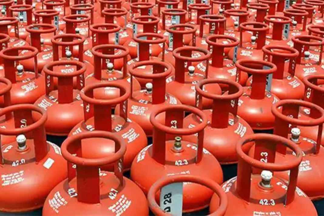 एलपीजी संकट की अफवाहों पर सरकार का बड़ा एक्शन! जानिए आपके घर गैस सिलेंडर पहुंचेगा या नहीं? black marketing of gas