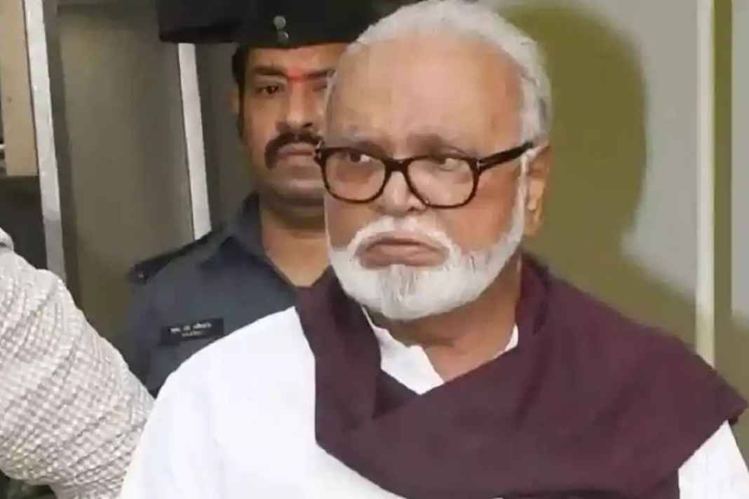 पुणे में छगन भुजबल का हेलीकॉप्टर हेलिपैड की जगह कार पार्किंग में उतरा, बाल-बाल बचे मंत्री, पायलट की गलती से टली बड़ी दुर्घटना chhagan bhujbal helicopter