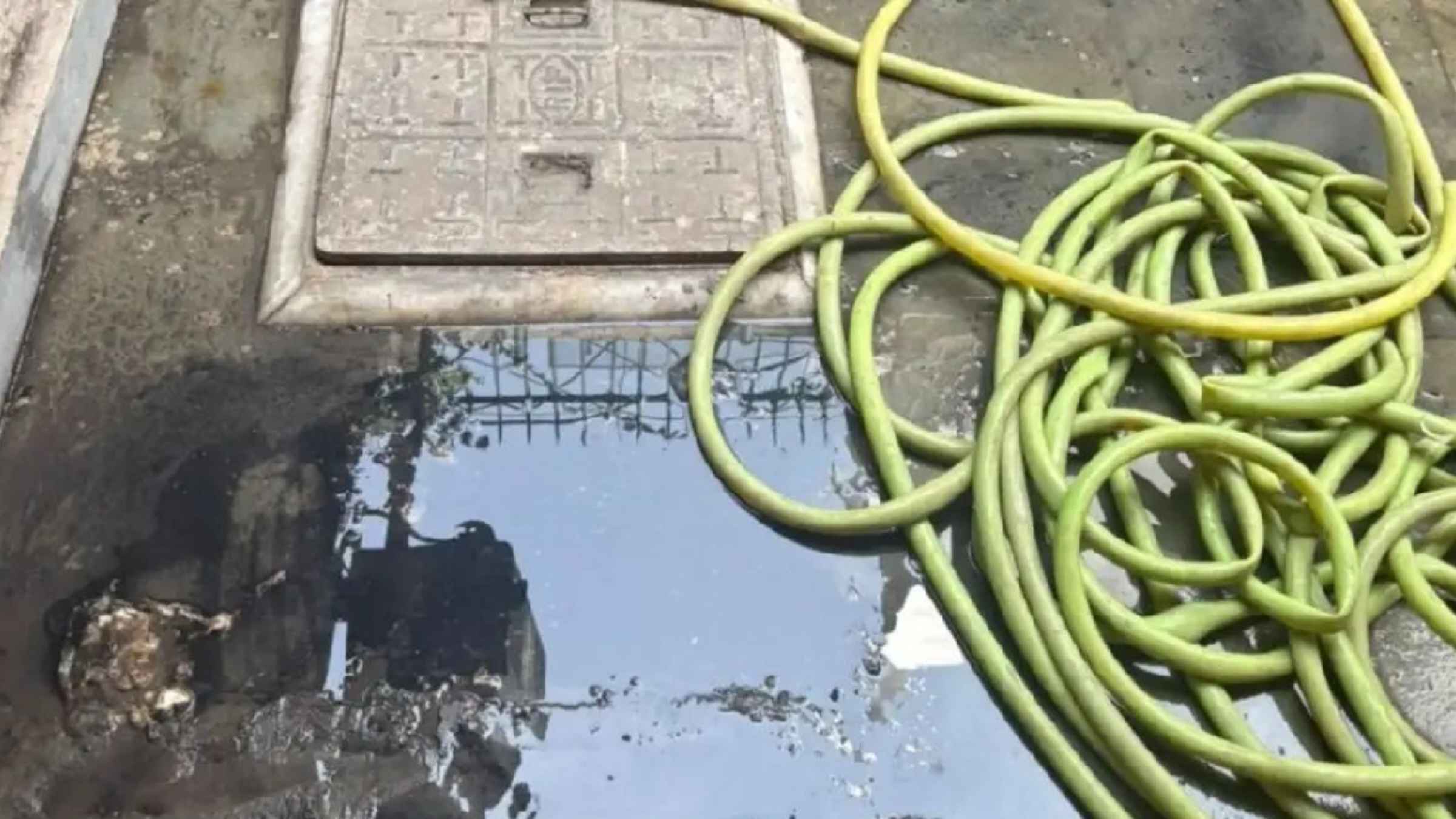नरक बनी दिल्ली की ये पॉश कॉलोनी, घरों में घुस रहा सीवर का गंदा पानी, बदबू से लोगों का जीना मुहाल delhi news sewer overflow