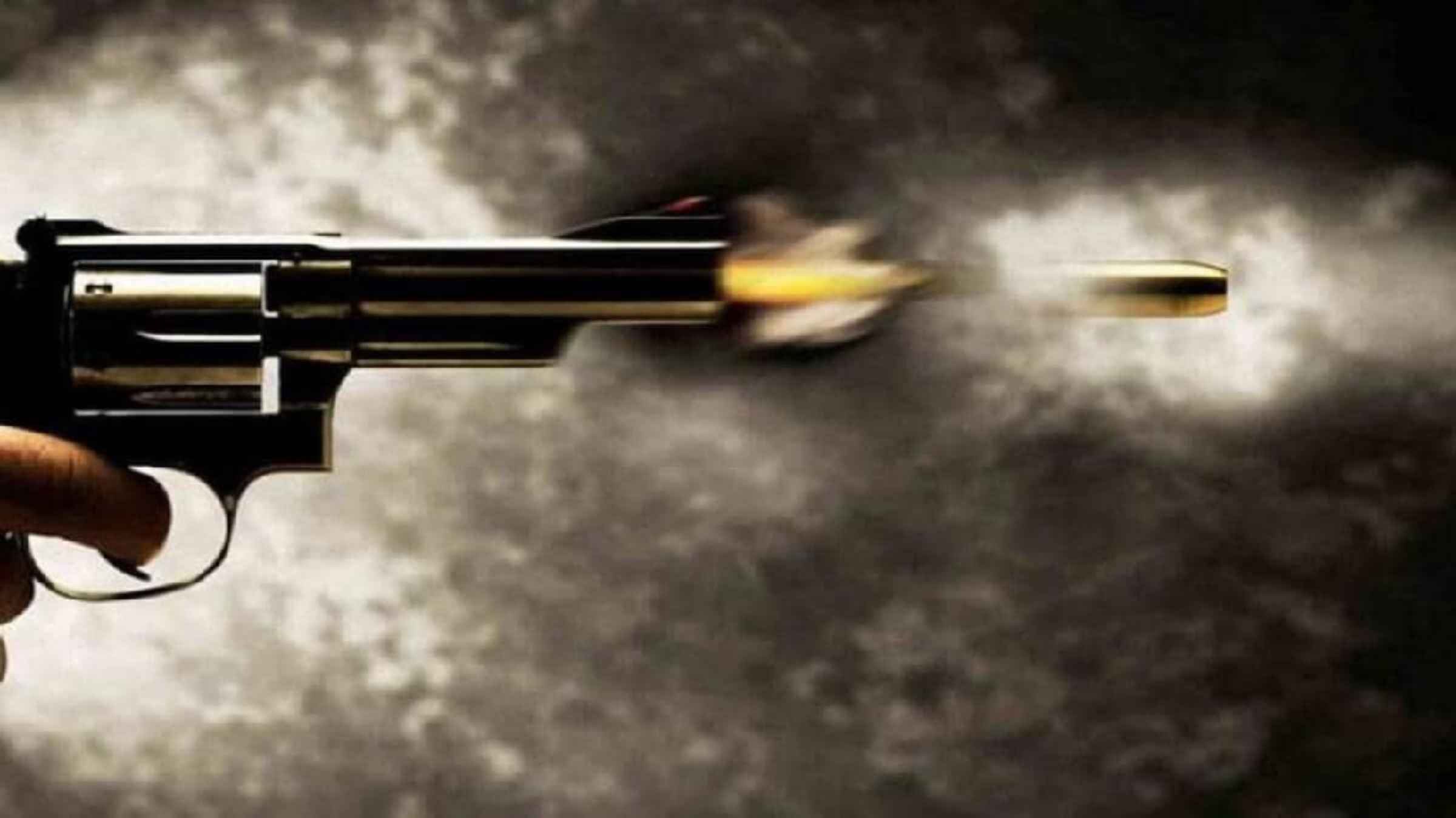 खाकी फिर दागदार: दिल्ली में पुलिसकर्मी ने सरेराह युवक को सीने में मारी गोली, रोंगटे खड़े कर देगी वजह delhi police crime news